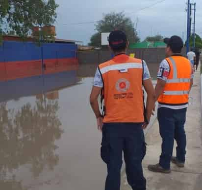 El director de Protección Civil Javier Onofre Vázquez manifestó que la acumulación de agua se registró en los sectores donde generalmente se complica 'un poquito' cada vez que llueve debido a que se encuentran en parte baja, como la colonia Ampliación Barrio Nuevo, por lo que de inmediato se procede al rebombeo del líquido.
(EL SIGLO DE TORREÓN)