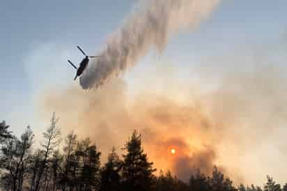 Tras una semana inmersa en la mayor ola de calor vivida en cuarenta años, Grecia continúa la lucha contra numerosos incendios en varios puntos del país, donde decenas de poblaciones han tenido que ser evacuadas y las familias que han perdido sus hogares aumentan por momentos. (EFE) 