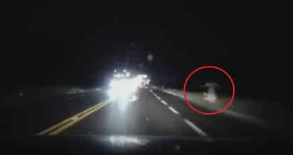 El video que captó la figura de la 'mujer' en la carretera Saltillo-Torreón, no tardó en viralizarse en redes sociales (CAPTURA) 