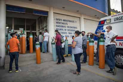 La Secretaría de Salud de México reportó este jueves 21,569 nuevos contagios confirmados de la COVID-19, para un total de 2,922,663 casos, además de 618 nuevos decesos, hasta alcanzar las 243,165 muertes, en plena tercera ola de la pandemia. (ARCHIVO)