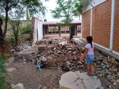 La primaria ubicada en la colonia Compresora de Torreón quedó con múltiples daños ocasionados por las lluvias. (ANGÉLICA SANDOVAL)