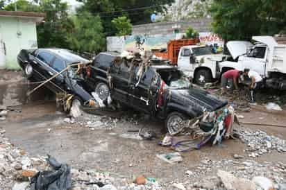 Tragedia. La colonia Polvorera, al suroriente de Torreón, fue una de las más afectadas por las lluvias registradas el pasado miércoles por la noche. Algunos vehículos fueron arrastrados por el arroyo mientras que se presentaron daños en las viviendas. (FERNANDO COMPEÁN)