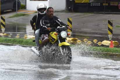 Señaló que se esperan temperaturas máximas de 32 a 34 grados centígrados y mínimas de 20 a 21 grados centígrados, así como vientos de hasta 10 kilómetros por hora.
(JESÚS GALINDO)