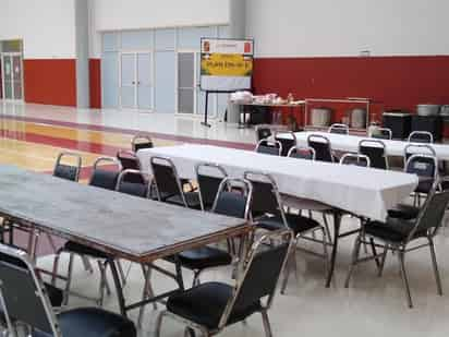 Para ello se llevó a cabo la instalación de colchonetas con sus respectivas cobijas y almohadas en el espacio de la cancha de basquetbol, lugar en el que se tiene capacidad de recibir a 50 personas que además pueden hacer uso de sanitarios y otros espacios para su aseo personal.
(EL SIGLO DE TORREÓN)