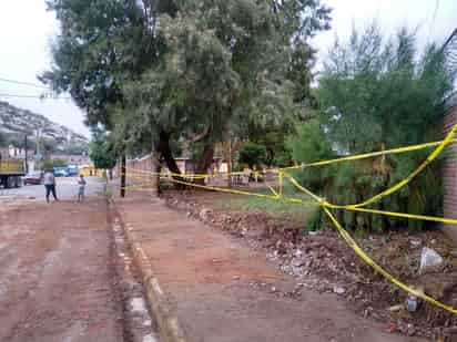 La escuela Álvaro Obregón quedó al descubierto, pues se cayeron bardas y una de las puertas del portón del acceso principal.