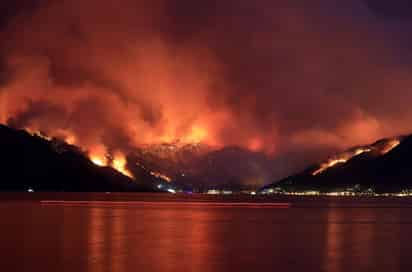 El viento y las altas temperaturas de este domingo dificultan los esfuerzos para apagar los seis incendios que permanecen activos en Turquía, en particular un foco que podría afectar una central térmica en el suroeste. (ARCHIVO) 
