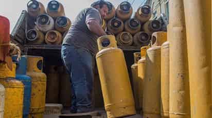 La estrategia del gobierno federal para regular los precios máximos de gas licuado de petróleo (LP) como directriz de emergencia 'con la finalidad de proteger los intereses de los usuarios finales', tuvo su primer descalabro. Los precios en los principales centros de consumo del país aumentaron en la segunda semana de la estrategia, de acuerdo con la lista de tarifas publicada por la Comisión Reguladora de Energía (CRE). (ARCHIVO)