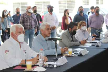 Germán Arturo Martínez Santoyo, director general de la Comisión Nacional del Agua (Conagua) y el titular de la Secretaría de Agricultura y Desarrollo Rural (SADER) Víctor Villalobos Arámbula, se reunieron en instalaciones de Conagua en la represa San Fernando, en Lerdo, con los representantes de los módulos del Distrito de Riego 017 de La Laguna donde se habló de infraestructura, volumen de agua comprometido, almacenamiento de presas y del Proyecto de Agua Saludable Para La Laguna. (DIANA GONZÁLEZ)