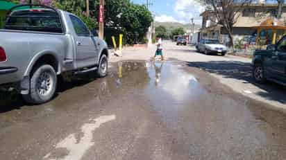 Según los estudios de los que disponen los organismos operadores de agua potable en la mayoría de los 9 municipios de Durango y Coahuila contemplados en el Proyecto de Agua Saludable Para La Laguna se pierde más del 50% del agua potable durante su conducción desde los pozos hasta los hogares por las tuberías viejas. (DIANA GONZÁLEZ)