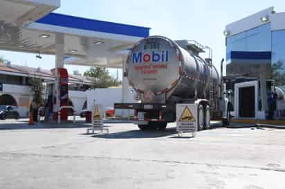 Señaló que por el momento esto no ha afectado al precio del carburante, pues su fluctuación apenas varía uno centavos, aunque los empresarios esperan que haya una disminución en el costo, para abaratar fletes de producción.