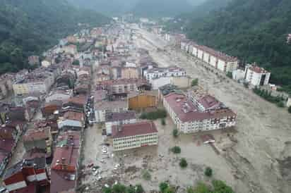 Once personas han muerto a raíz de las inundaciones y deslaves de barro en el norte de Turquía, informaron las autoridades el jueves. Una persona está desaparecida. (EFE) 
