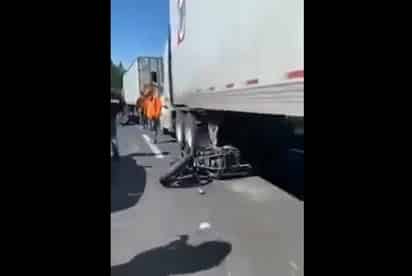 La rodada de un grupo de jóvenes terminó con una carambola en la autopista México-Cuernavaca que provocó la muerte de al menos tres motociclistas. La autopista fue cerrada desde la zona de Tres Marías. (ESPECIAL)
