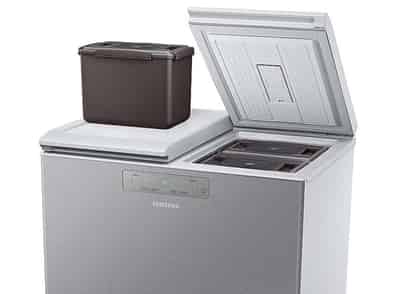 Colocado en bolsas, el dinero estaba pegado al fondo del refrigerador. (INTERNET)