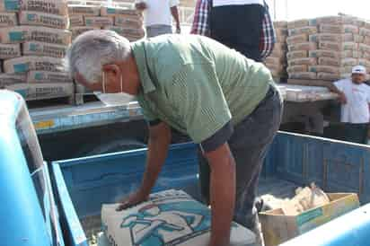 Un total de 58 familias son las beneficiadas en este lugar, quienes desde muy temprano acudieron al lugar señalado para recoger el material. (EL SIGLO DE TORREÓN)