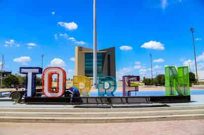 Autoridades municipales completaron durante esta semana la instalación de las nuevas letras 'monumentales' en la explanada de la Plaza Mayor de Torreón, se trata de piezas que se ubican entre la zona de la Plazuela Juárez y la propia explanada de la Presidencia Municipal, con colores llamativos y las dimensiones necesarias para generar atractivo turístico. (ROBERTO ITURRIAGA)