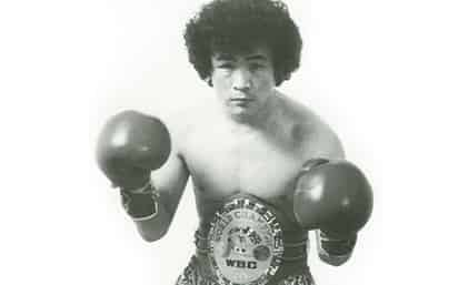 Un 18 de agosto pero de 1984, el boxeador Jung Koo Chang de Corea del Sur, se mantuvo sobre el trono mundial Minimosca WBC al poner fuera de combate técnicamente, al minuto con 47 segundos del noveno round al retador japonés Katsuo Tokashiki. (ARCHIVO) 
