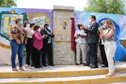 Por su 67 aniversario luctuoso se rindió en Lerdo homenaje a Hermila Galindo Acosta (también conocida como Hermila Galindo de Topete) “Una mujer muy adelantada a su época, precursora del feminismo en México y luchadora incansable de los derechos de la mujer”, dice Alfonso Ernesto Ballesteros Topete, nieto de Hermila Galindo, quien continúa describiendo parte fundamental de su gran legado: “Su labor como congresista fue vital para que las mujeres pudieran votar”. (DIANA GONZÁLEZ)