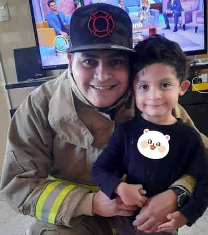 El padre del pequeño Tadheo, de nombre Adrián López López, pertenece al cuerpo de Bomberos desde hace varios años, además de ser parte de la Asociación de Scouts de México, con sede en La Laguna. 
(ARCHIVO)