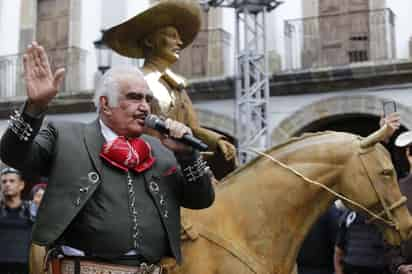 El síndrome de Guillain-Barré provoca una la disminución de la fuerza en brazos y piernas y pudo ser el que provocó la caída de Vicente Fernández, que le causó un traumatismo raquimedular, a nivel cervical. (ARCHIVO)