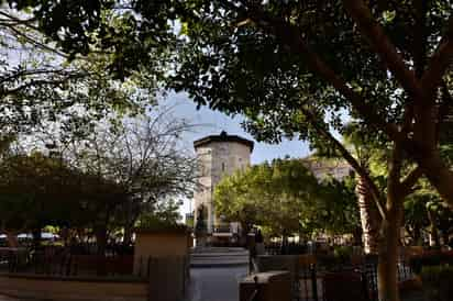 Don Sebastián García González comienza otra jornada laboral en la Plaza de Armas de Torreón. Este espacio cumple 125 años de existencia en 2021 y es aquí donde don Sebastián ha lustrado zapatos durante más de cuatro décadas. El bolero comenzó el oficio a la temprana edad de siete años y desde entonces ha observado cómo se ha transformado el entorno.
