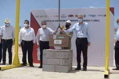 El gobernador encabezó el evento donde se colocó la primera piedra del megaproyecto industrial.