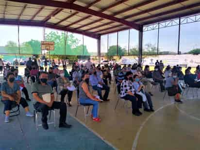  Servidores de la Nación encargados del módulo que se habilitó en la techumbre de la colonia Provitec dijeron que minutos después de las 7:30 horas se entregaron más de 300 fichas a las personas de la tercera edad que serían atendidas en horario de 8 de la mañana a 2 de la tarde. (EL SIGLO DE TORREÓN)