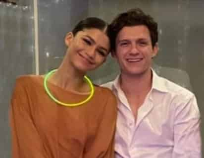 Mientras el mundo 'enloquece' por el nuevo avance de Spiderman: No way home, los protagonistas Tom Holland y Zendaya fueron captados muy románticos en una boda durante el fin de semana.