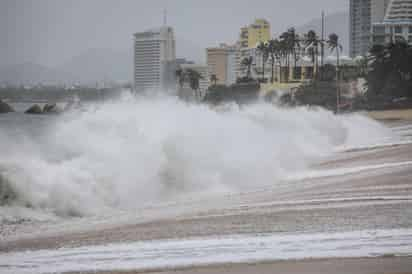 El meteoro tenía vientos máximos sostenidos de 120 km/h (75 mph) el sábado, y sus vientos con fuerza de tormenta tropical se extendían hasta un radio de 335 kilómetros (205 millas) desde su vórtice en algunos puntos.
(EFE)