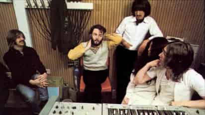  En enero de 1969, The Beatles se enfrascaron en un proyecto que dejó interminables horas de grabaciones fílmicas y de audio, pero también dejo desacuerdos, discusiones y peleas que se materializaron en el disco que marcó su fin como banda: 'Let It Be', el cual tuvo hasta tres productores y no los dejo satisfechos.