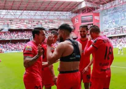 Los argentinos Rubens Sambueza y Pedro Alexis Canelo convirtieron un gol cada uno y sellaron este domingo el triunfo de los Diablos de Toluca por 2-1 sobre los Pumas UNAM en el torneo Apertura del fútbol mexicano.