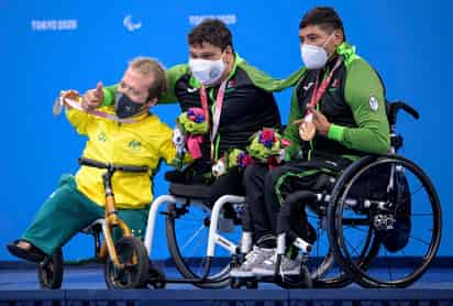 Los que lograron alcanzar la marca fueron los nadadores Arnulfo Castorena y Jesús Hernández, quienes consiguieron el oro y el bronce. (EFE)