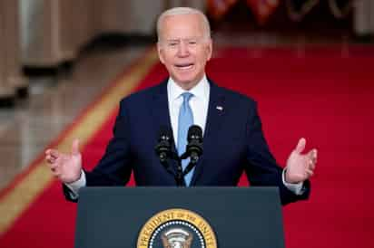 En un mensaje a la nación, el presidente Joe Biden calificó el martes de ”éxito extraordinario” el puente aéreo militar establecido por Estados Unidos para extraer a más de 120,000 afganos, estadounidenses y otros aliados, y con ello poner fin a una guerra que comenzó hace 20 años, aunque todavía quedan más de 100 estadounidenses y miles de afganos que quieren marcharse. (EFE)