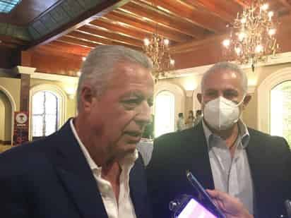 Se reunieron ayer el alcalde en funciones, Jorge Zermeño, y el edil electo, Román Cepeda, junto al consejo del Implan. (FABIOLA P. CANEDO)