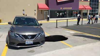 Fue alrededor de las 15:00 horas de ayer cuando se reportó la aparición del hueco en el estacionamiento del centro comercial. (EL SIGLO DE TORREÓN)