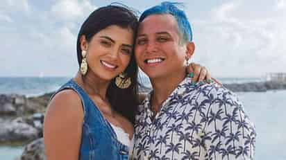 Como el romántico que siempre ha sido, Edwin Luna no dudó en componerle una canción a su esposa Kimberly Flores, ahora que la influencer está lejos de su familia ya que participa en el reality 'La casa de los famosos'.  (ESPECIAL) 