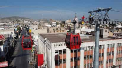  El equipo de seguridad se organizó para subir por la pilona, uno a uno subieron los cuatro rescatistas, apoyándose con cuerdas para elevar en bolsas sus pesados equipos y luego alcanzar la góndola. (VERÓNICA RIVERA)