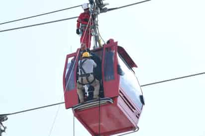 En el rescate participaron cuatro personas que subieron por la pilona para llegar a la góndola.