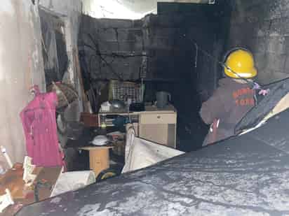 El fuego se generó en el patio de la casa, donde el propietario tenía acumulados muebles y algunos otros objetos de valor. (EL SIGLO DE TORREÓN)