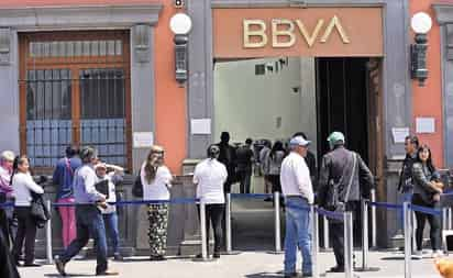 Dependiendo de la institución bancaria, el cobro de las comisiones puede variar al pagar en la ventanilla, informó la Condusef. (ARCHIVO) 