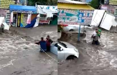 Un grupo de hombres se dieron a la labor de rescatar a una persona que llevaba consigo a un bebé, mientras se encontraban atrapados entre la corriente en Ecatepec (CAPTURA)