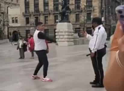 A través de la exitosa cuenta de contenido viral conocida como 'Memelas de Orizaba' se compartió un video donde aparece un presunto 'tiktoker' siendo grabado por un policía haciendo una rutina de baile.