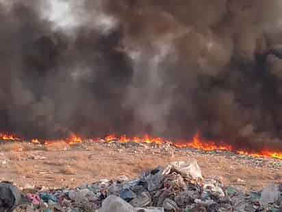 El incendio inició alrededor de las seis de la tarde del miércoles en una ladera de la receptora de basura.

