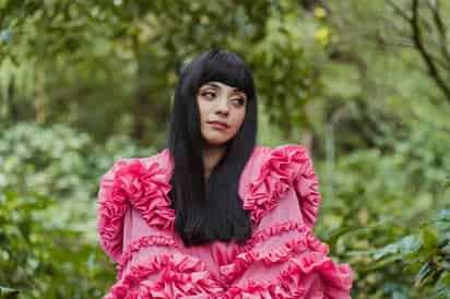 Mon Laferte estrena hoy Amigos simplemente, un video que se estrenará exclusivamente a través de Facebook. (ARCHIVO) 
