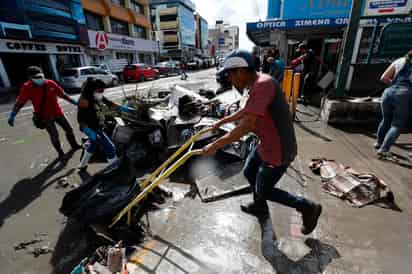 Cientos de personas buscan entre el lodo y el agua las pocas pertenencias que las fuertes lluvias de estos días les dejaron en el municipio mexicano de Tula, donde las inundaciones causaron al menos 14 muertos en un hospital y miles de damnificados. (ARCHIVO) 
