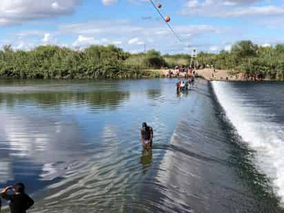 Permanecen en las márgenes del río Bravo en espera de autoridades norteamericanas. (RENÉ ARELLANO)