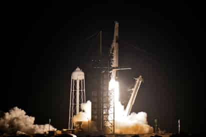 El primer vuelo espacial privado de SpaceX despegó el miércoles por la noche con dos ganadores de un concurso, a una trabajadora del sector salud y a su rico patrocinador, en el salto más ambicioso hasta ahora en el turismo espacial.