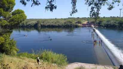 Extranjeros comenzaron a correr y a dirigirse al río Bravo. (RENÉ ARELLANO)