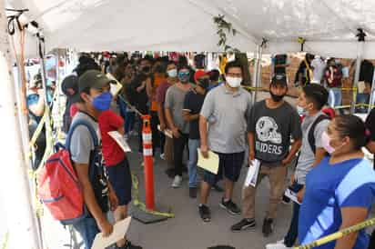 Ayer se registró alta demanda de dosis anti-COVID-19 en el Centro Comunitario Peñoles de Torreón. (FERNANDO COMPEÁN)