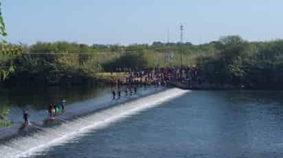 Los mismos migrantes estiman que son alrededor de tres mil personas que han cruzado y permanecen del lado estadounidense. 