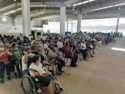 A pesar de ser día festivo, ayer se llevó a cabo la entrega de la pensión a adultos mayores y personas con discapacidad en GP. (EL SIGLO DE TORREÓN)